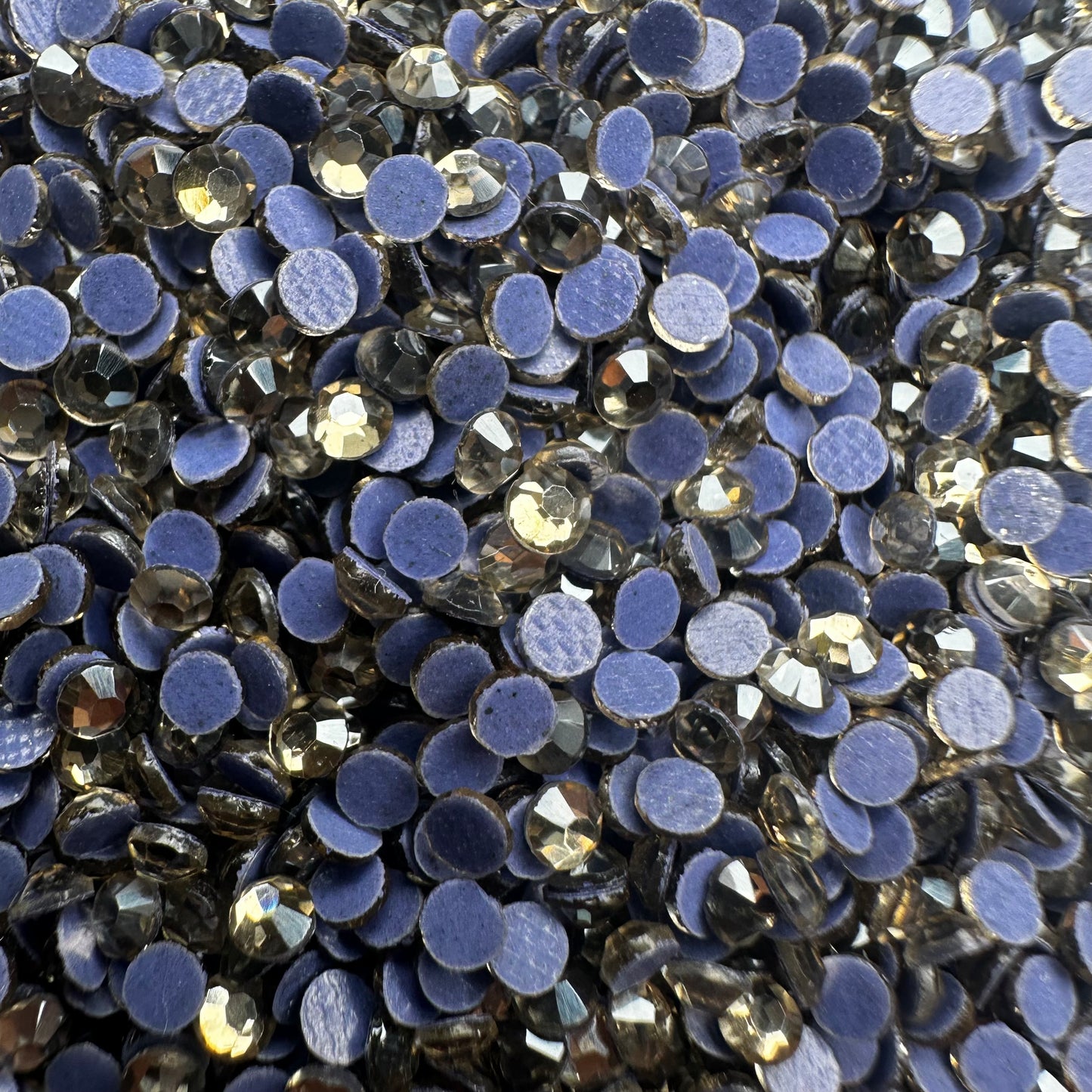 Black Diamond (rauchgrau) | DMC Hotfix Strasssteine 3mm (SS10) aus Glas – Premium Qualität – Menge wählbar