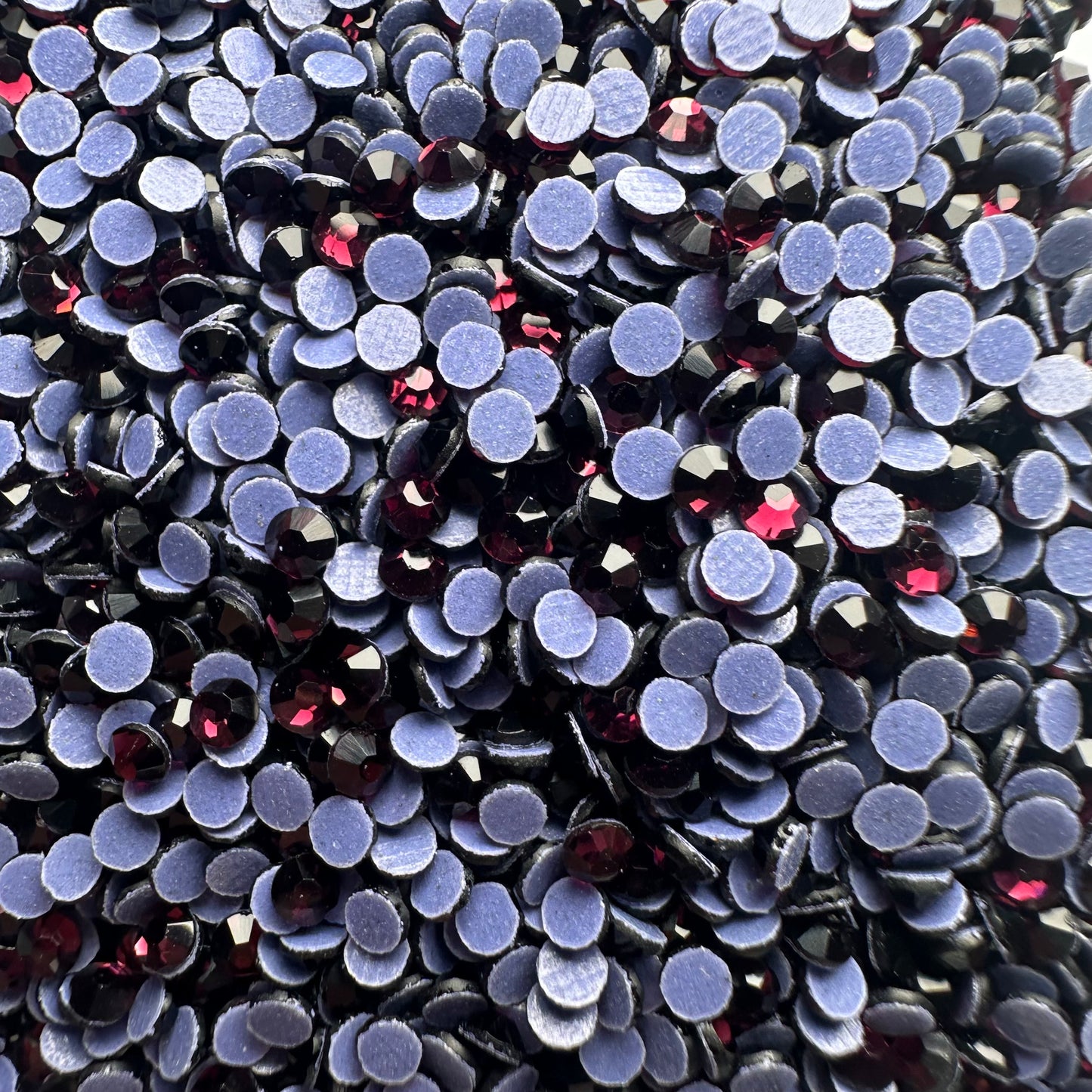 Dark Amethyst (kräftiges, dunkles Lila) | DMC Hotfix Strasssteine 3mm (SS10) aus Glas – Premium Qualität – Menge wählbar