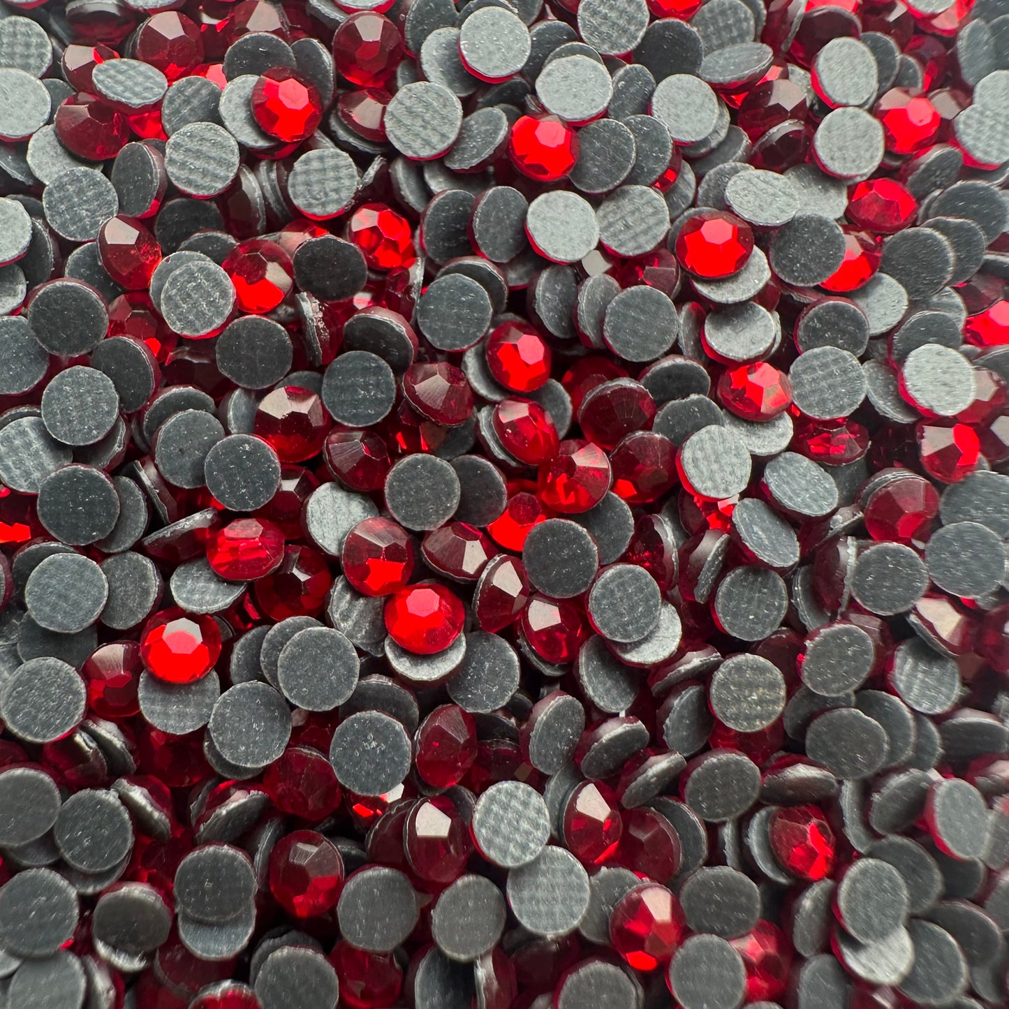 Dark Siam (klassisches Rot) | DMC Hotfix Strasssteine 3mm (SS10) aus Glas – Premium Qualität – Menge wählbar
