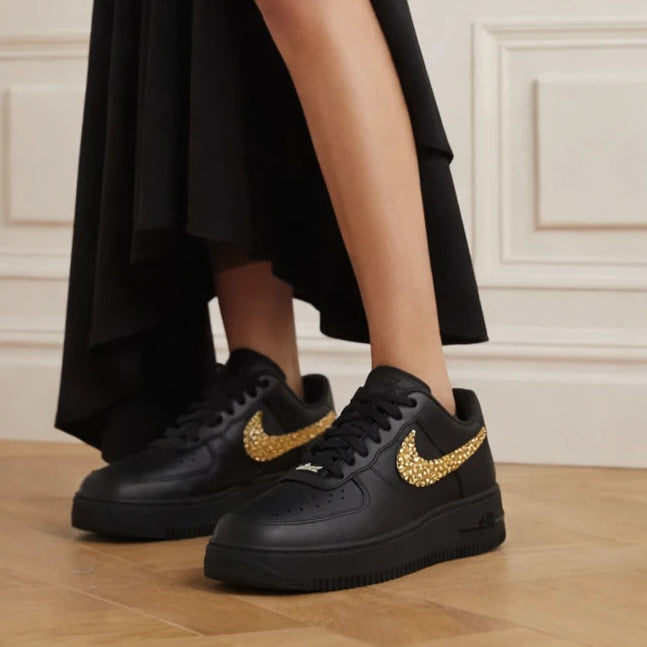 Schwarze Nike Air Force 1 mit Goldenen Strasssteinen