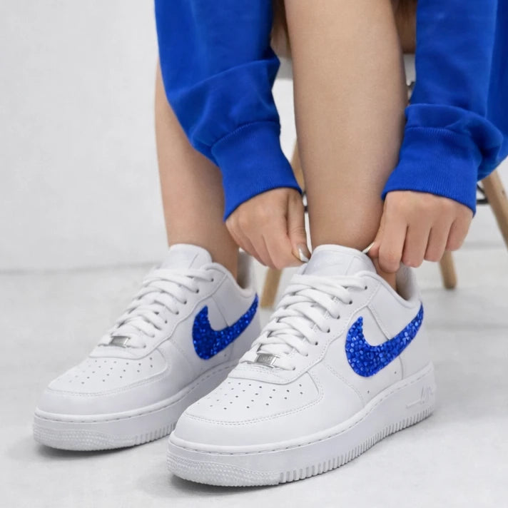 Weiße Nike Air Force 1 mit Blauen Strasssteinen