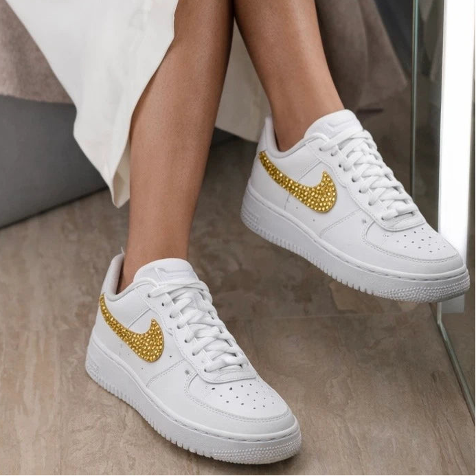 Weiße Nike Air Force 1 mit Goldenen Strasssteinen