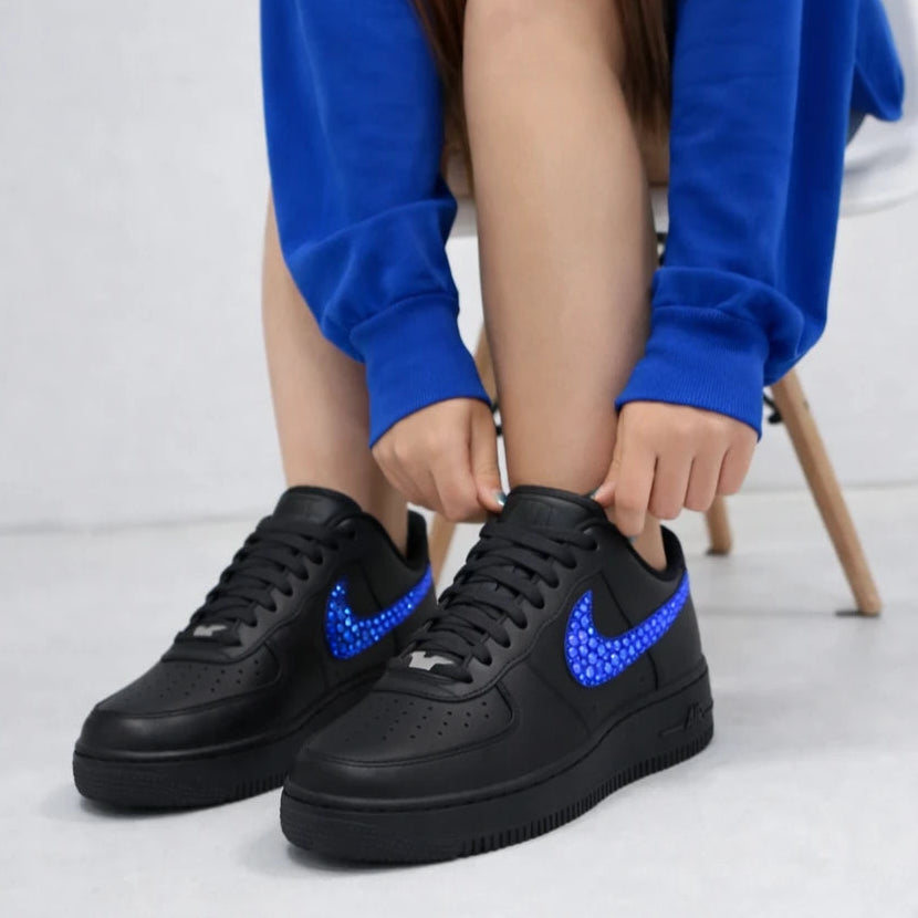 Schwarze Nike Air Force 1 mit Blauen Strasssteinen