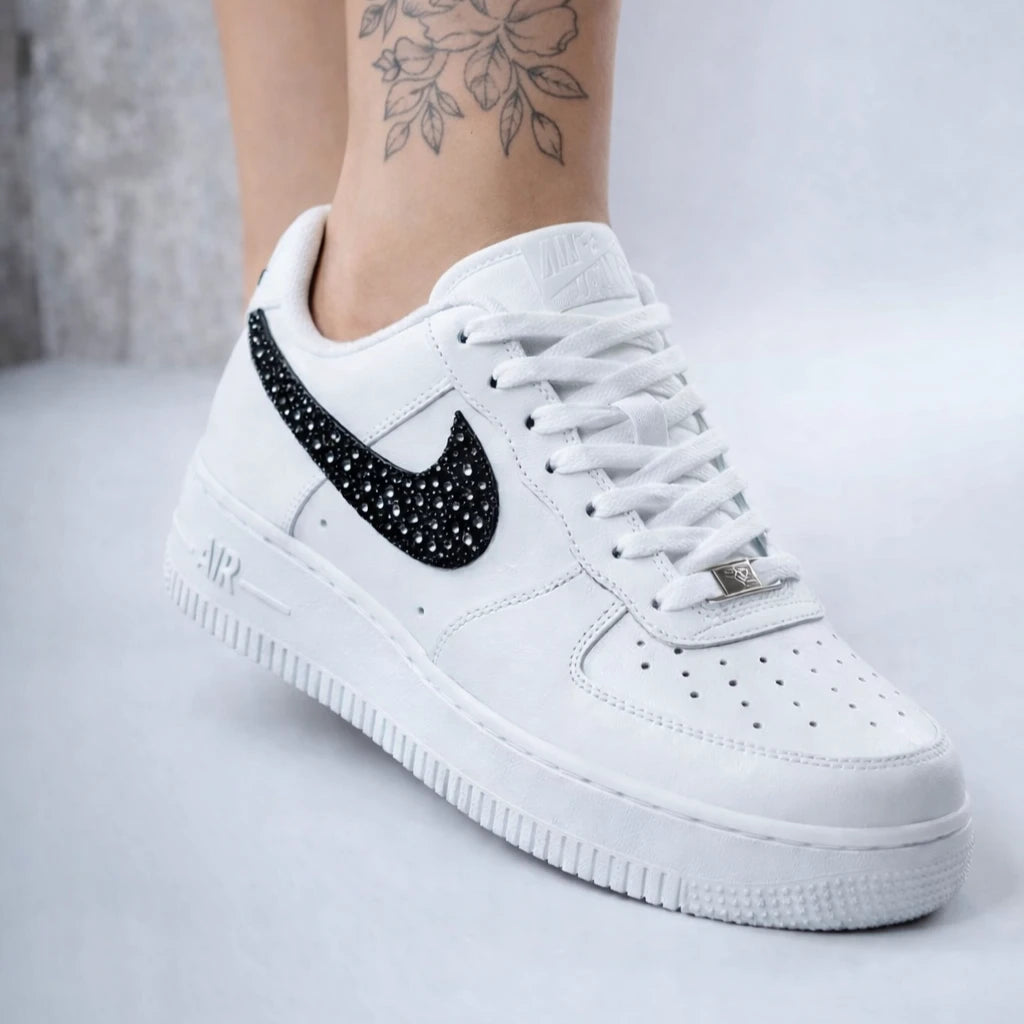 Weiße Nike Air Force 1 mit Schwarzen Strasssteinen