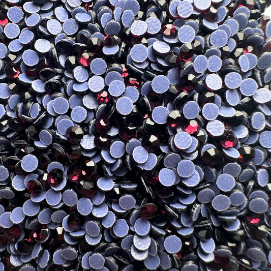 Dark Amethyst (kräftiges, dunkles Lila) | DMC Hotfix Strasssteine 3mm (SS10) aus Glas – Premium Qualität – Menge wählbar