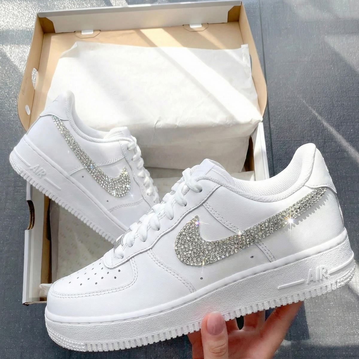 Nike Air Force 1 weiß Custom mit Strass Swoosh seitlich