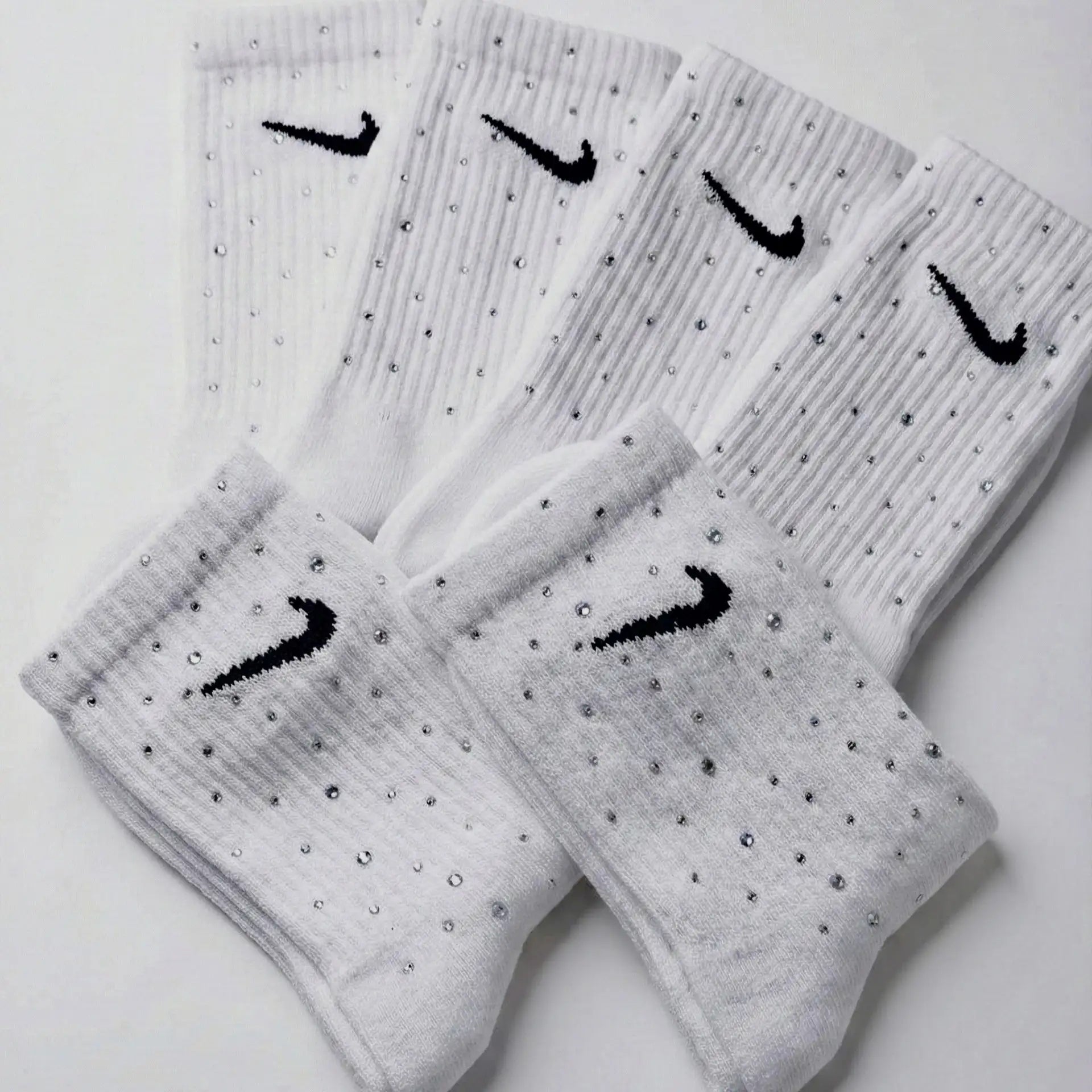 Sechs Paar weiße Sportsocken mit glitzernden Crystal-Rhinestones – hochwertige, per Wärmefolie aufgebrachte Strasssocken in sauberer, symmetrischer Anordnung.