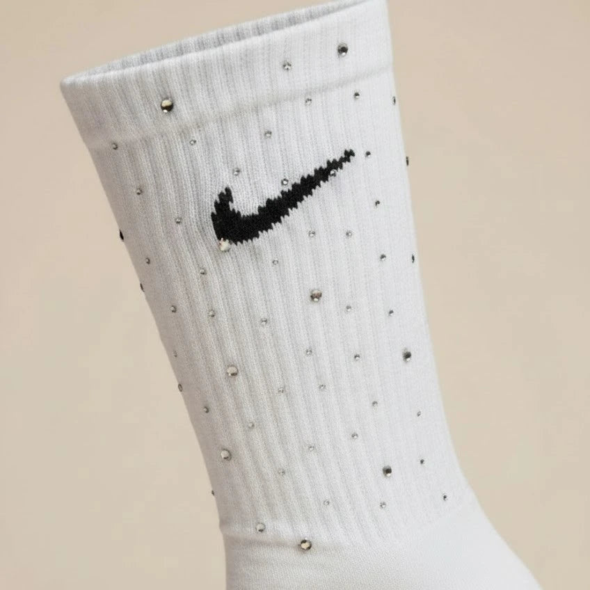 Weiße Strasssocke am Fuß – klare seitliche Produktaufnahme mit gleichmäßig platzierten Crystal-Rhinestones.