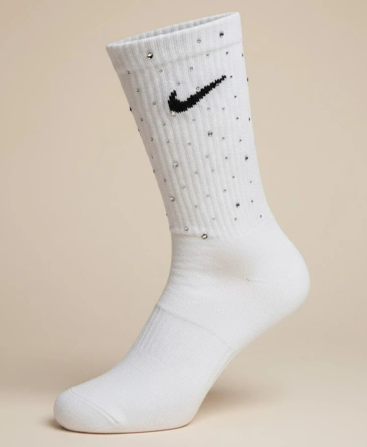 Weiße Sportsocke mit fein gesetzten Crystal-Rhinestones – Detailaufnahme der glitzernden Strasssteine auf der Rippstruktur.