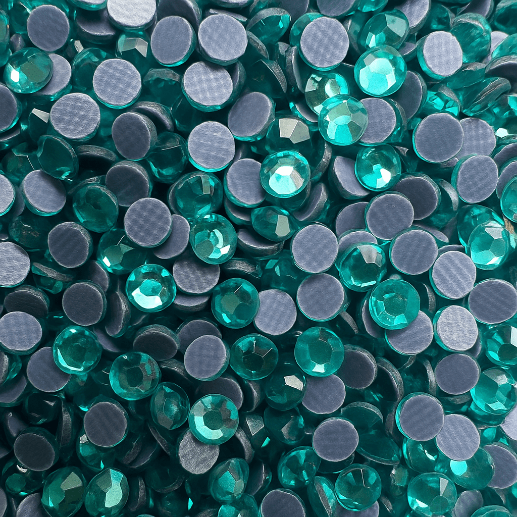DMC Hotfix Strasssteine in Aquamarine  – hellblau-türkise Glaskristalle für Textilien & DIY