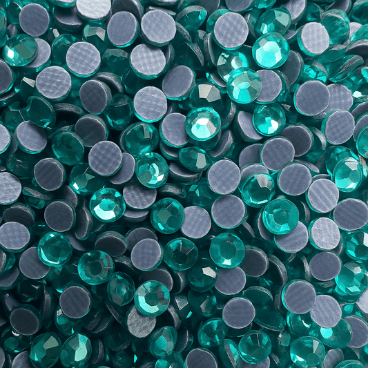 DMC Hotfix Strasssteine in Aquamarine  – hellblau-türkise Glaskristalle für Textilien & DIY