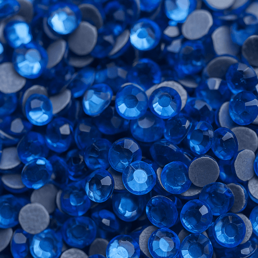 DMC Hotfix Strasssteine in Light Sapphire – blaue Glaskristalle für Textilien & DIY